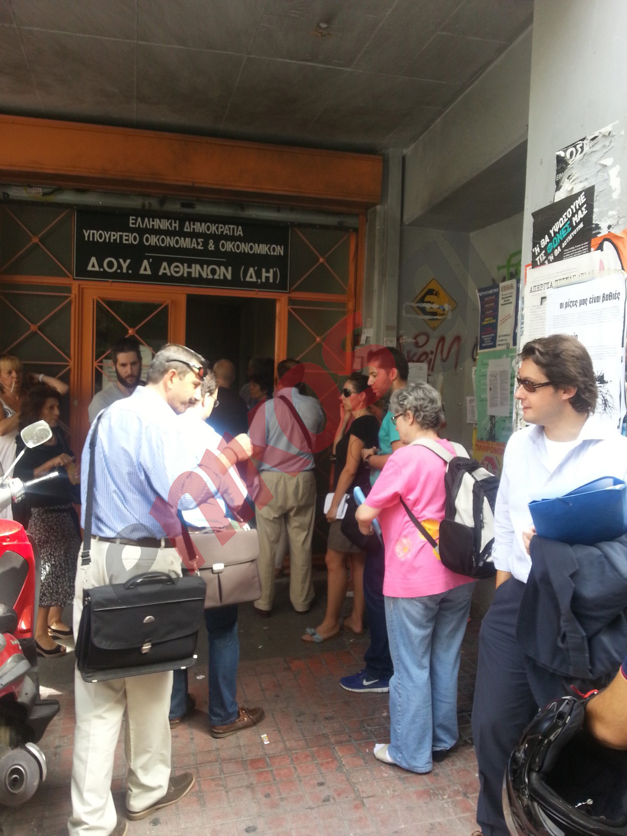 ΦΩΤΟ-Ουρές στη Δ’ ΔΟΥ Αθηνών