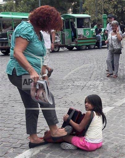 ΦΩΤΟ-Γυναίκα κλωτσάει κοριτσάκι που ζητιανεύει στην Ακρόπολη