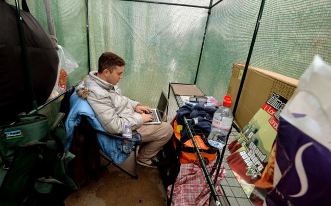 ΒΙΝΤΕΟ-Κατασκήνωσε έξω από την Apple