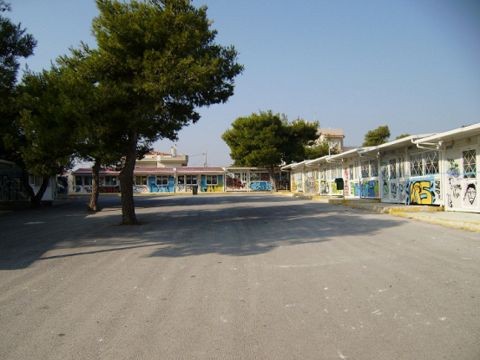 Κάνουν μάθημα στο προαύλιο και σε κοντέινερ