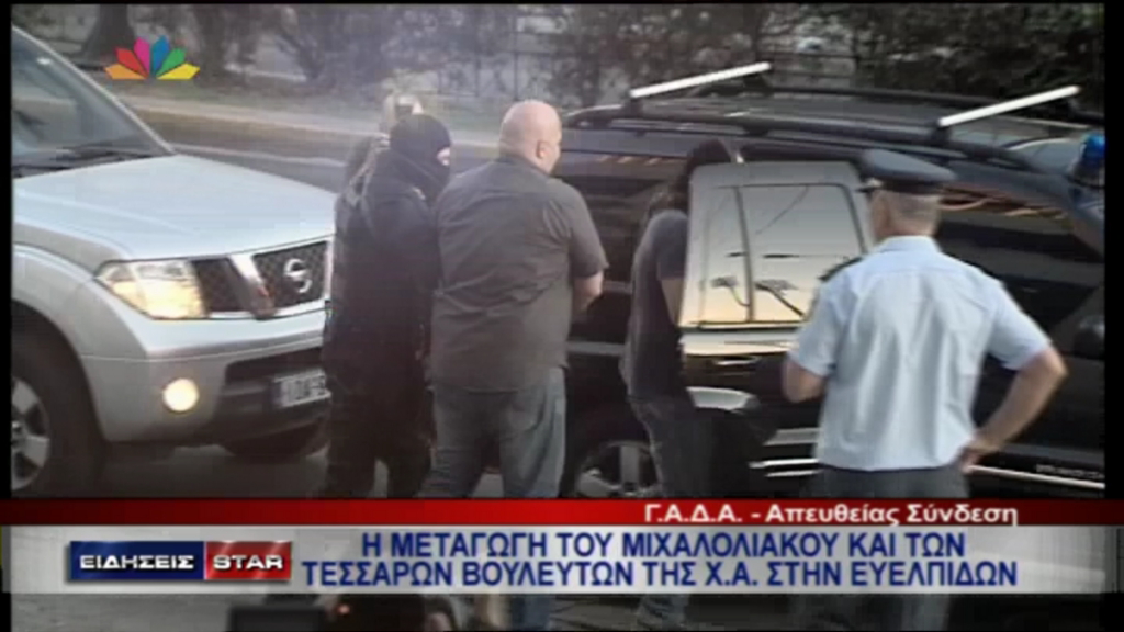 ΦΩΤΟ-Ο Ηλίας Παναγιώταρος με χειροπέδες οδηγείται στο τζιπ της αντιτρομοκρατικής