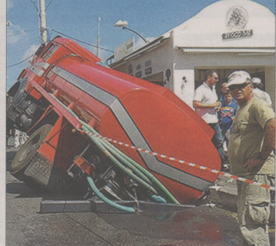 Σαντορίνη: Φορτηγό σε λάκκο