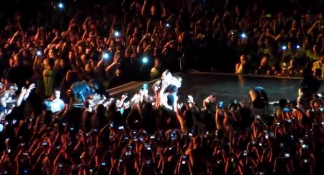 ΒΙΝΤΕΟ-Θαυμαστής ορμά στη Beyonce