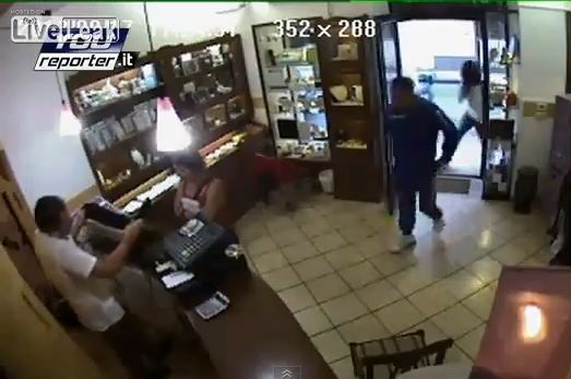 ΒΙΝΤΕΟ-Έδιωξε τους ληστές με τις κλοτσιές