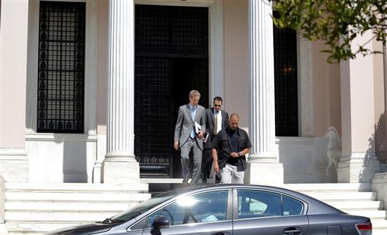 Στο Μαξίμου αύριο η τρόικα