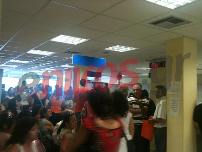 ΦΩΤΟ-Συνωστισμός στον ΟΑΕΔ