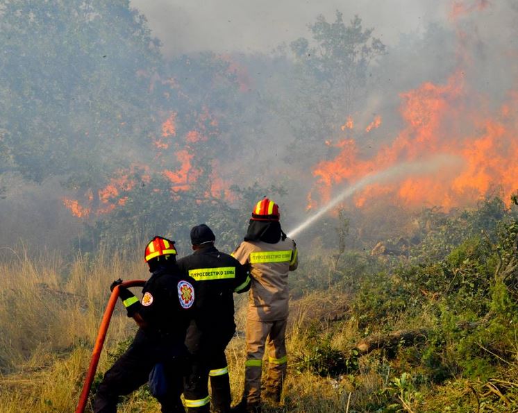 Υπό μερικό έλεγχο η φωτιά στις Αφίδνες