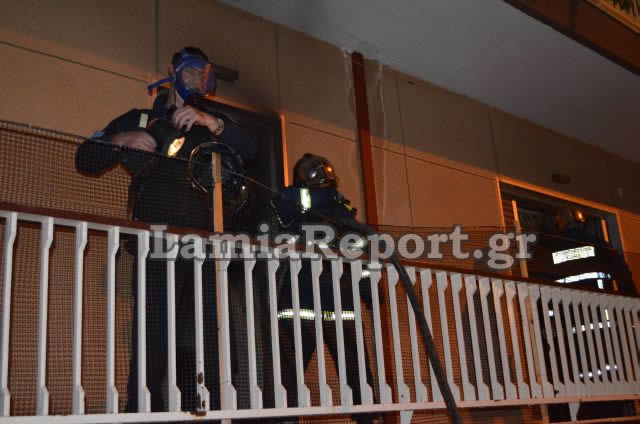 ΦΩΤΟ-Πυρκαγιά σε σπίτι στη Λαμία