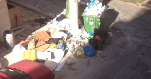 ΒΙΝΤΕΟ-Ηλικιωμένος ψάχνει τα σκουπίδια