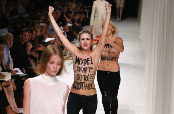 ΒΙΝΤΕΟ-Οι Femen στην επίδειξη της Nina Ricci!