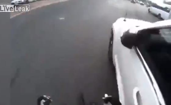 ΒΙΝΤΕΟ-“Εγκληματίας” οδηγός παρασύρει ποδηλάτη