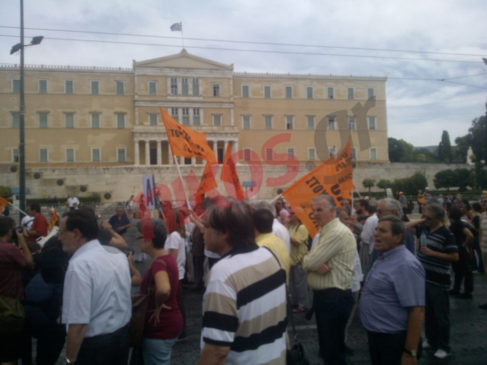 ΦΩΤΟ-Συγκεντρωμένοι έξω από την Βουλή