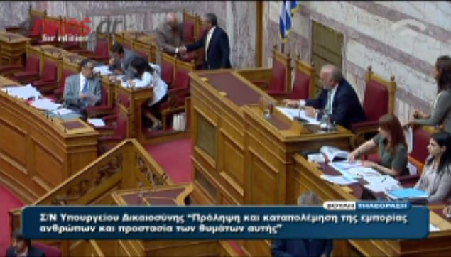 Τελικά τήρησαν εντός λεπτού σιγή χωρίς την Χ.Α.