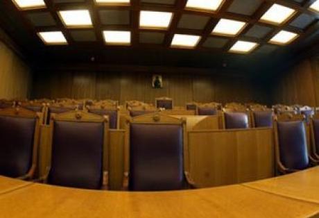 Σε δίκη για τα δομημένα ομόλογα