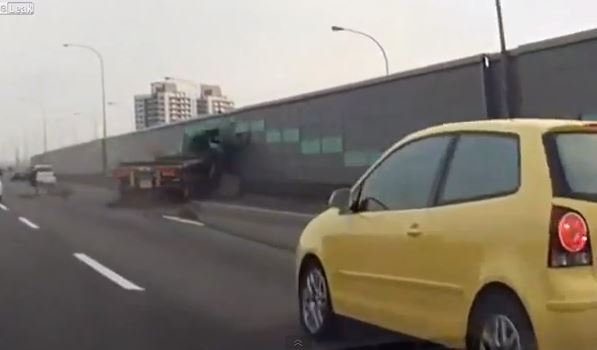 ΒΙΝΤΕΟ-Νταλίκα “καρφώνεται” σε τοίχο