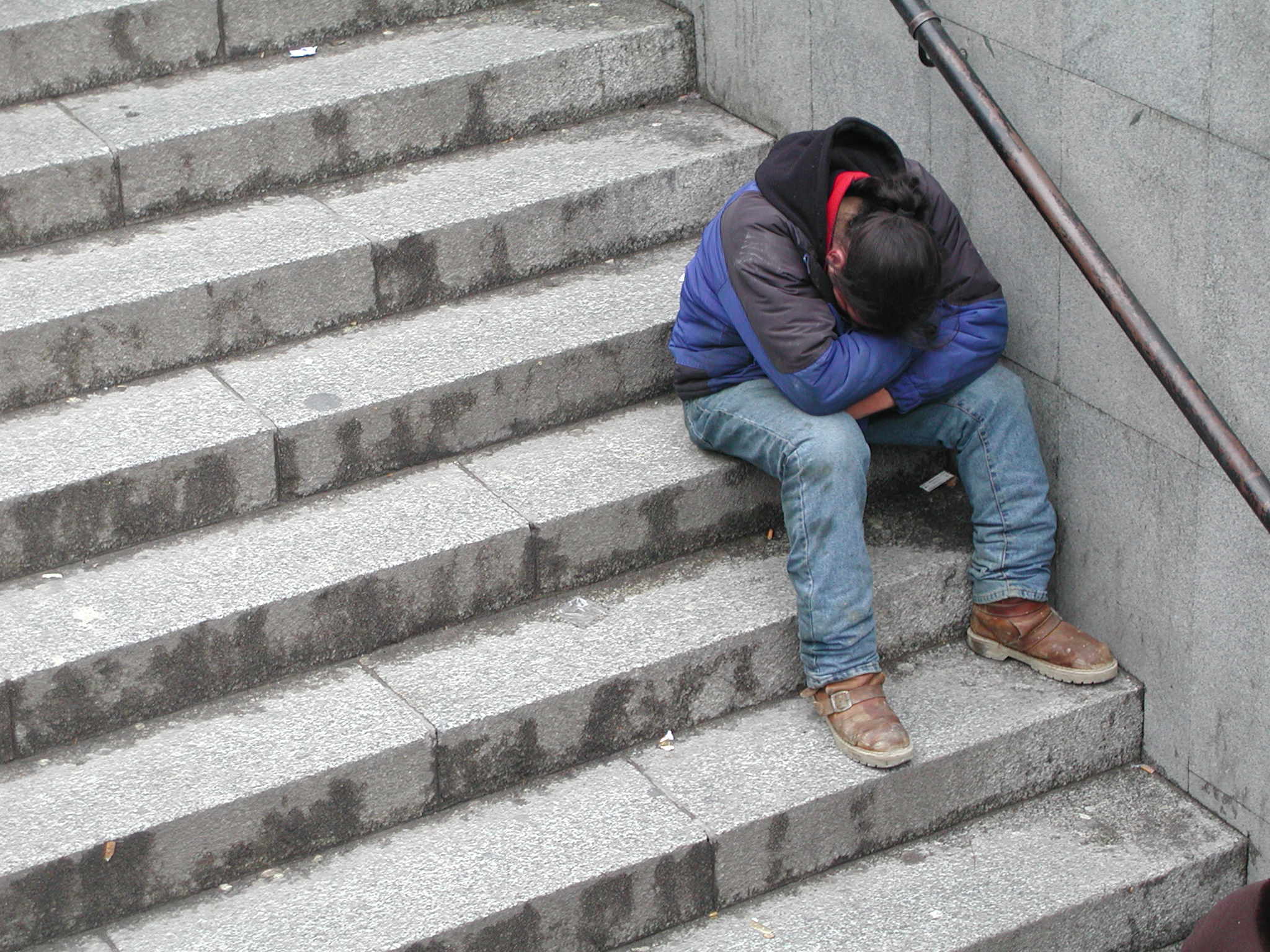 Προσλαμβάνουν άστεγους για να αγοράσουν iPhone