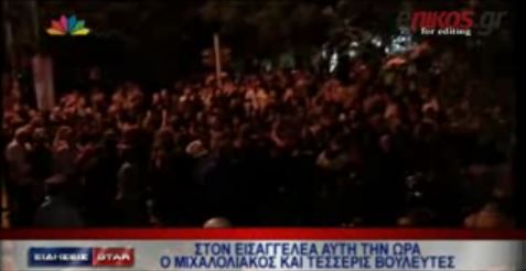 ΒΙΝΤΕΟ-Ομάδα 20 ατόμων έξω από την Ευελπίδων