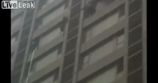 ΒΙΝΤΕΟ-Σκαρφαλώνουν στο κτίριο για να γλιτώσουν από τη φωτιά