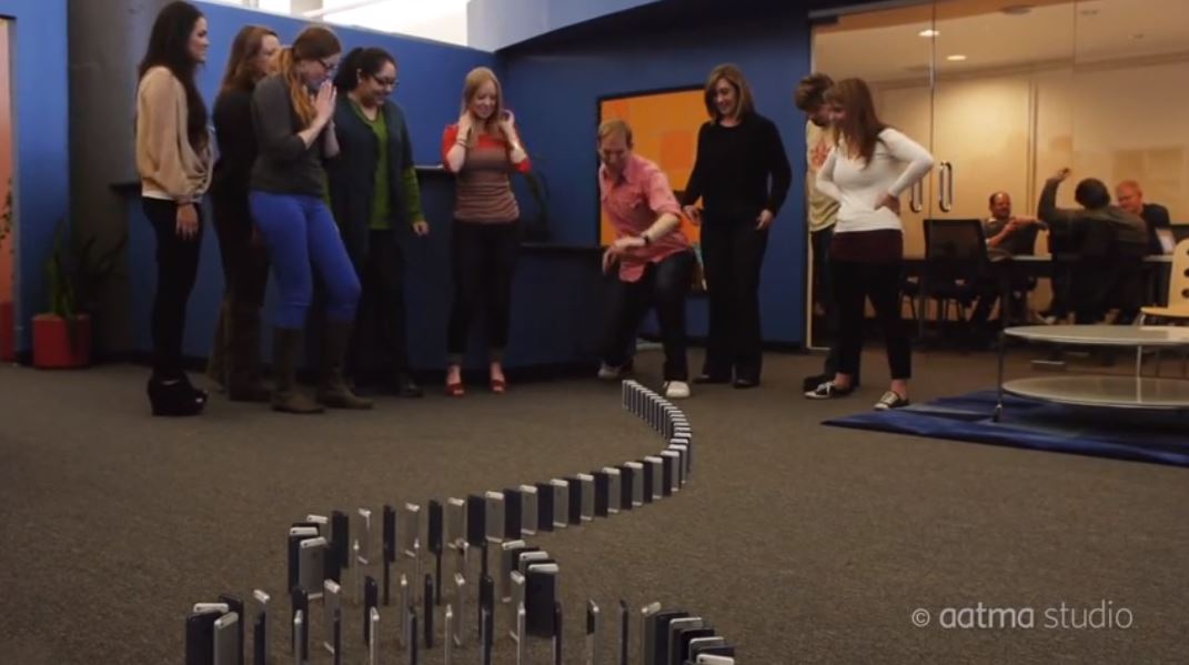 ΒΙΝΤΕΟ-Ντόμινο από 10.000 iPhone