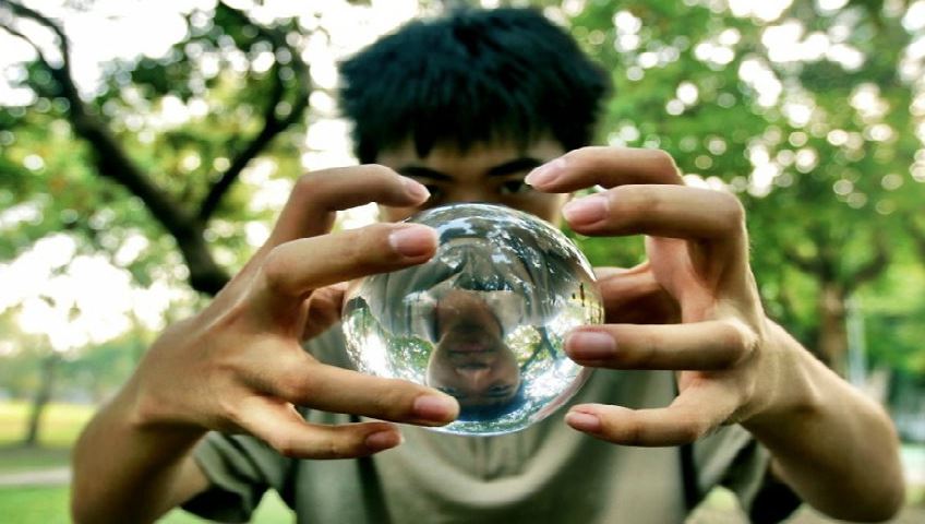 ΒΙΝΤΕΟ-O «μάγος» της κρυστάλλινης σφαίρας