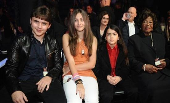 Τα παιδιά του Jackson πήγαν 10 φορές στο νεκροτομείο