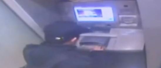 ΒΙΝΤΕΟ-Ληστής κλειδώνεται στο δωμάτιο του ΑΤΜ