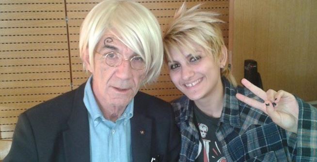 Ο Μπουτάρης με ξανθιά περούκα