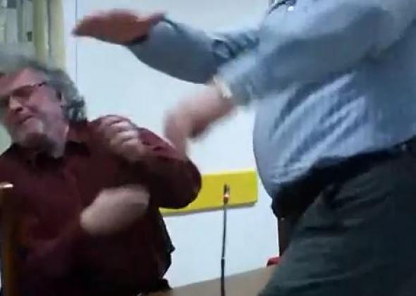 ΒΙΝΤΕΟ-Όταν ο δήμαρχος Ιθάκης έριχνε… χαστούκια