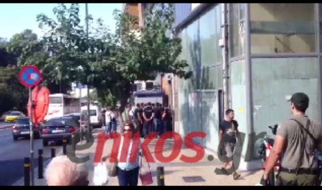 ΒΙΝΤΕΟ- Ισχυρή αστυνομική παρουσία στα γραφεία της Χρυσής Αυγής
