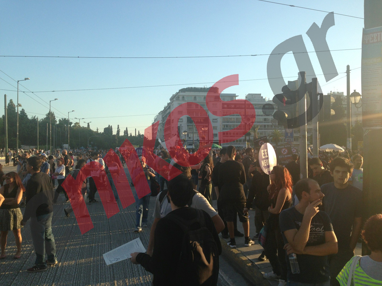 ΦΩΤΟ-Πλήθος κόσμου στο Σύνταγμα