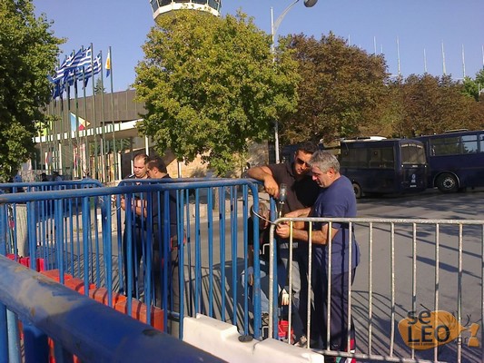 ΦΩΤΟ-Στήνουν τον φράχτη έξω από το Βελλίδειο