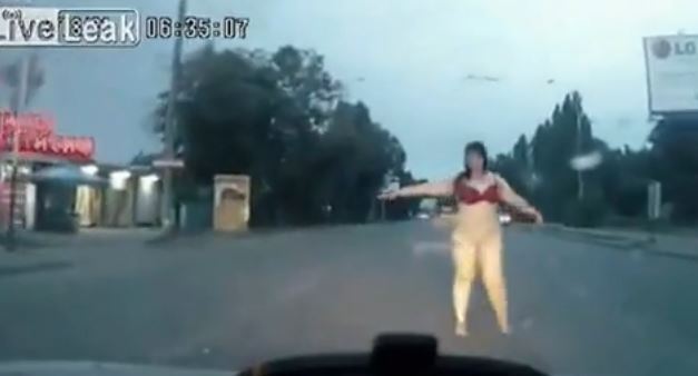 BINTEO-Έκανε ωτοστόπ με τα εσώρουχα