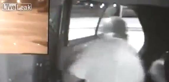 BINTEO-Πηδά έξω από εν κινήσει περιπολικό