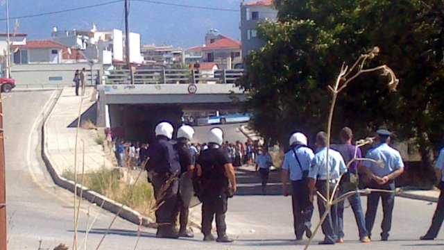 Πορεία κοντά στο Αστυνομικό Μέγαρο Αγρινίου