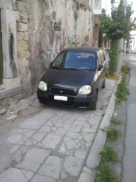 ΦΩΤΟ-Παρκάρουν στα πεζοδρόμια