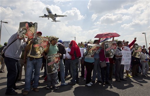 Εκπαιδευτικοί απέκλεισαν το αεροδρόμιο του Μεξικού