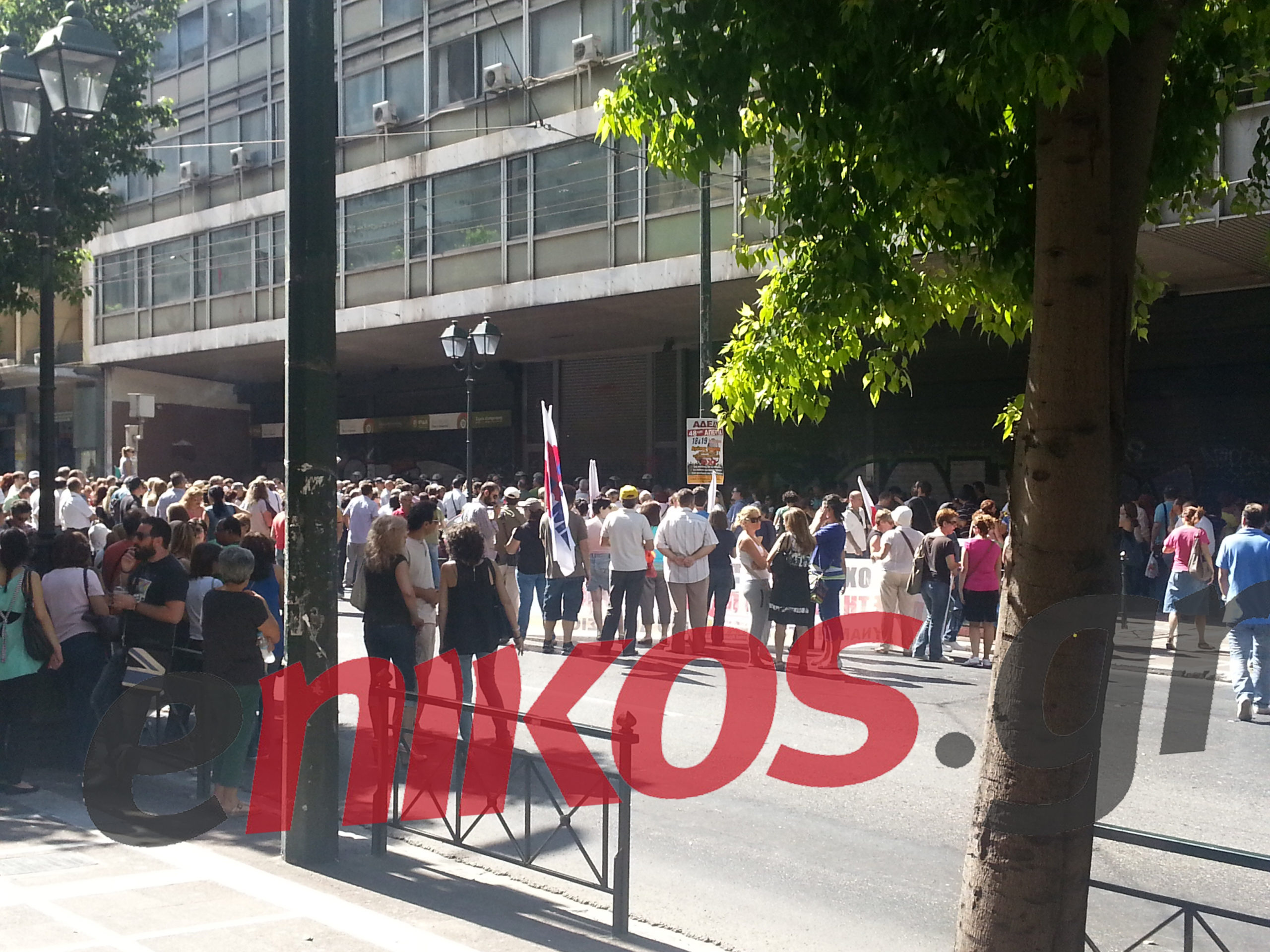 ΦΩΤΟ-Διαμαρτυρία στο ΙΚΑ