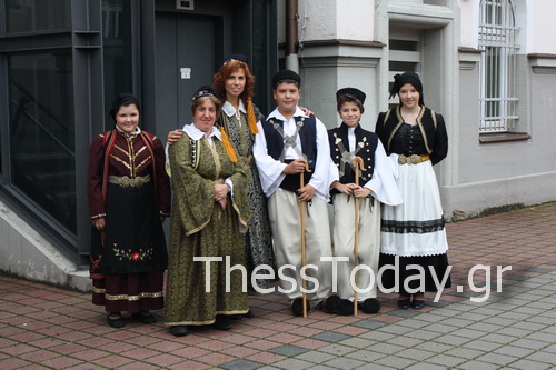 ΦΩΤΟ-Έλληνες έκαναν παρέλαση στη Γερμανία