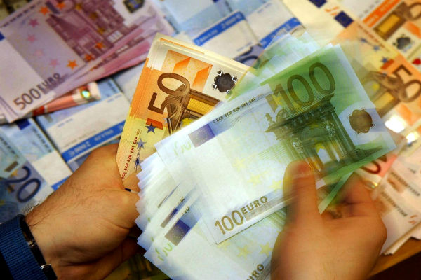 Μίζα 95.000 δολαρίων σε εφοριακούς