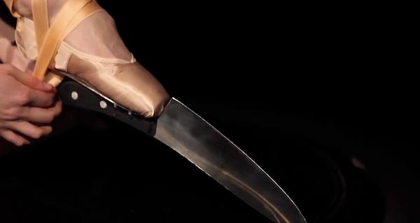 ΒΙΝΤΕΟ-Χορός επάνω σε μαχαίρια