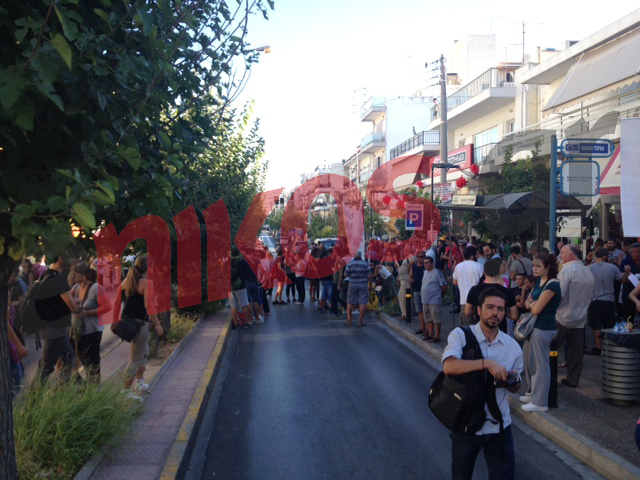 ΤΩΡΑ-ΦΩΤΟ-Κόσμος συγκεντρώνεται στο Κερατσίνι