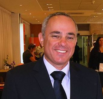 “Παίζει ένα παιχνίδι εξαπάτησης”