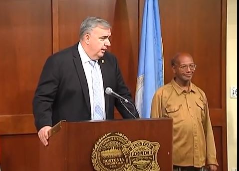 Άστεγος βρήκε $42.000 και “κέρδισε” $100.000