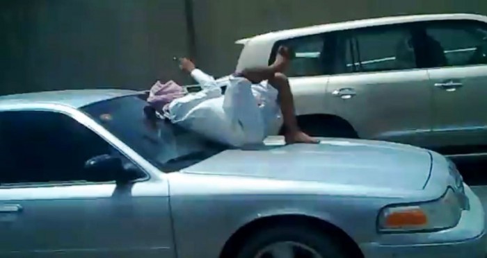 ΒΙΝΤΕΟ-Ένας Άραβας στο καπό του