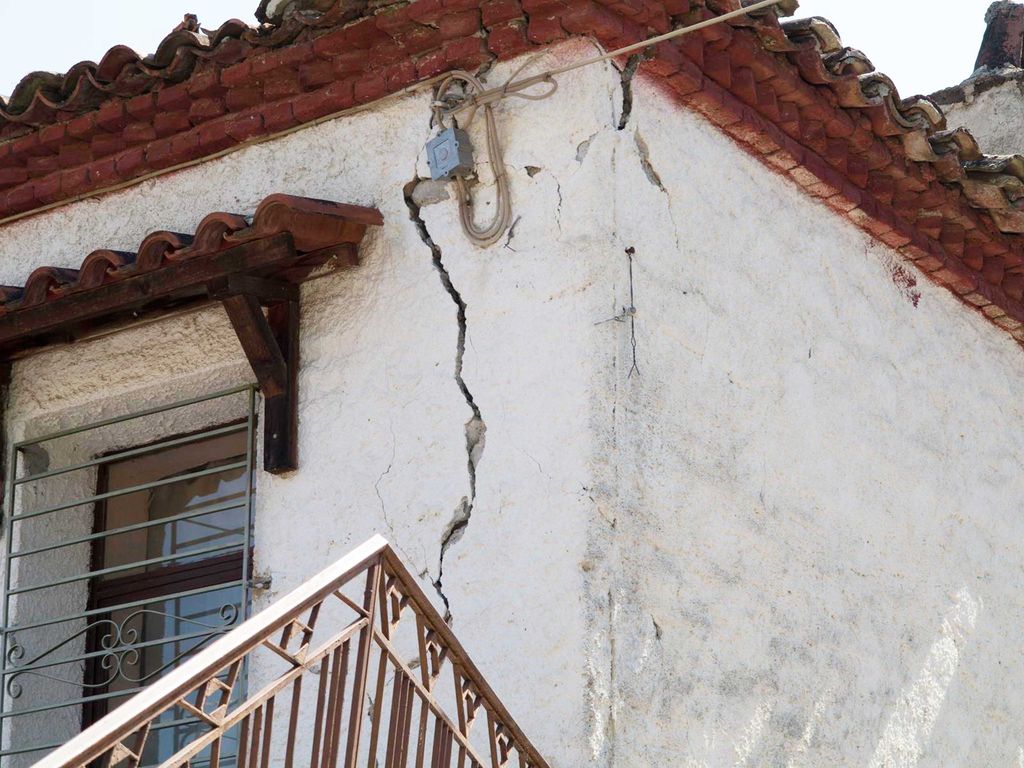 Ελέγχουν τα κτίρια, μετά το σεισμό