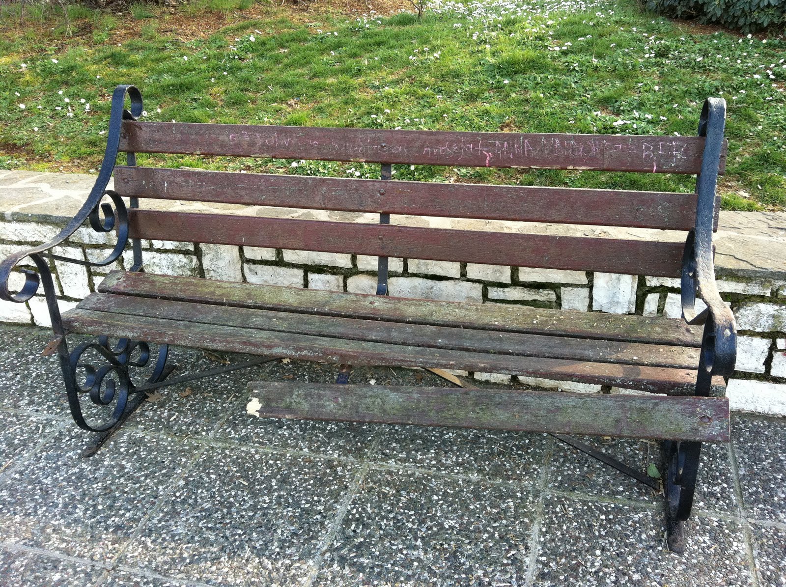 Τον βρήκαν νεκρό σε παγκάκι