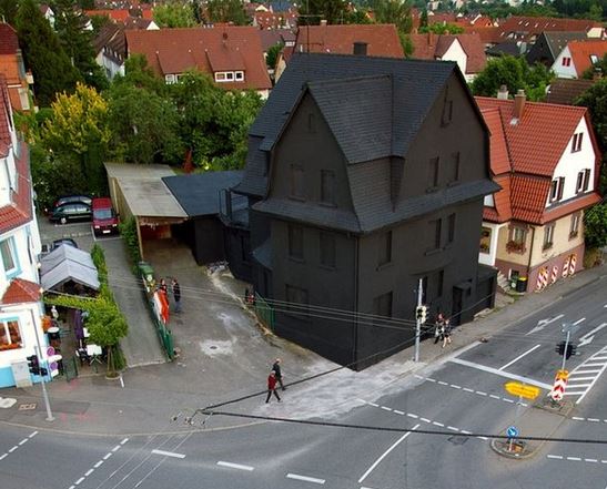 ΦΩΤΟ-Το εντυπωσιακό «μαύρο» σπίτι