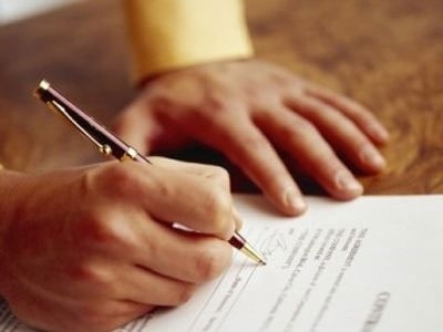 Λιγότερα τα συμβόλαια για αγοραπωλησίες ακινήτων