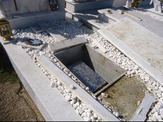 Έδεσαν γυναίκα σε νεκροταφείο