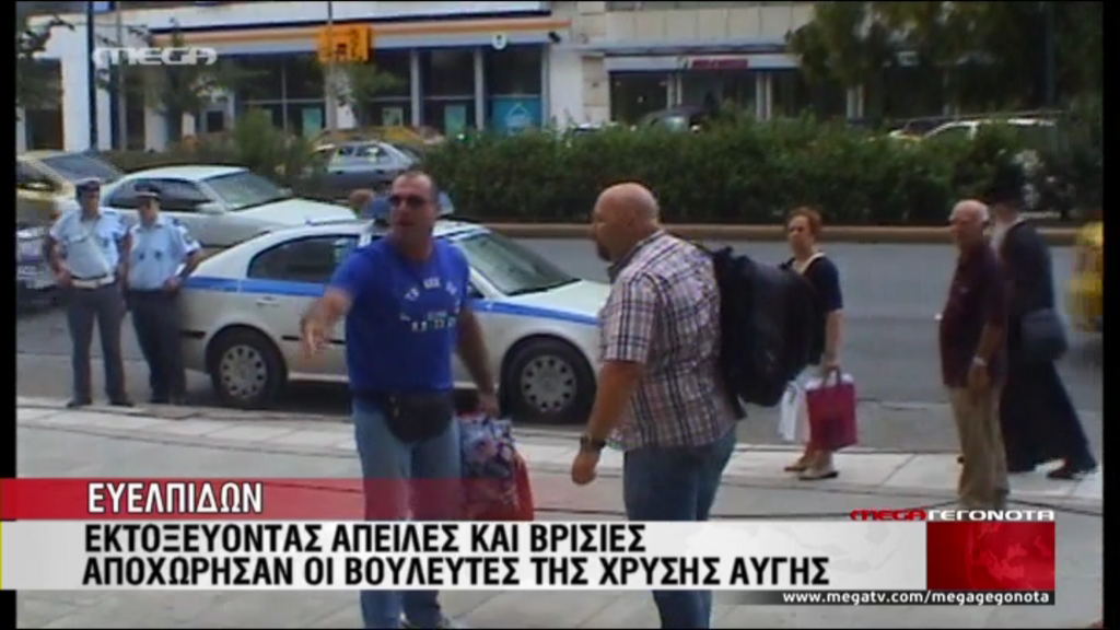ΒΙΝΤΕΟ-Το επεισόδιο και οι απειλές εναντίον των δημοσιογράφων έξω από τη ΓΑΔΑ